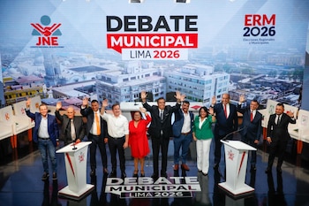 Un grupo de personas de pie frente a una pantalla con el texto Debate Municipal Lima 2026 saluda con la mano levantada