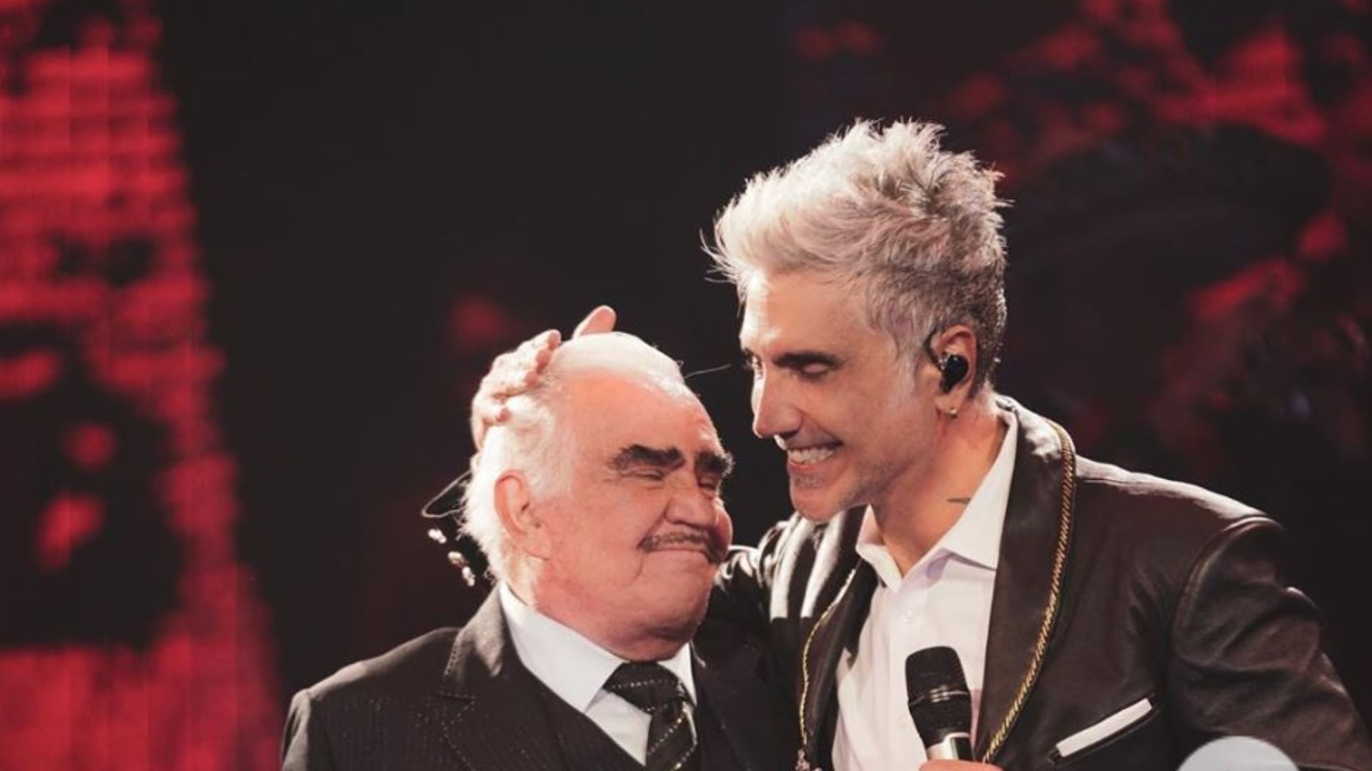 Alejandro Fernández conmemora el cumpleaños 86 de Vicente Fernández con un mensaje emotivo en sus redes sociales.