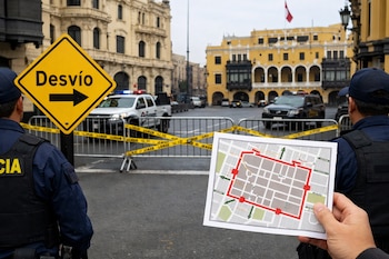 Una señal de desvío, vallas y cinta amarilla bloquean una calle, con agentes de policía y un mapa de restricción en el Centro Histórico de Lima.