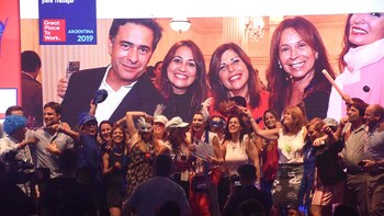 Una verdadera fiesta: con banderas,