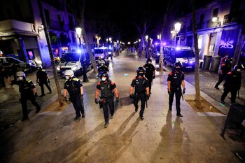 La policía custodia Born, uno de los barrios de Barcelona (Foto: Reuters)
