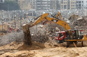 Una escavadora limpiado escombros en Beirut