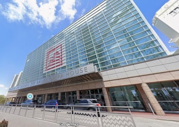 El Adrienne Arsht Center de Miami presenta un plan de expansión de USD 61 millones para responder a la demanda de estacionamiento en el downtown (Captura Google Maps)