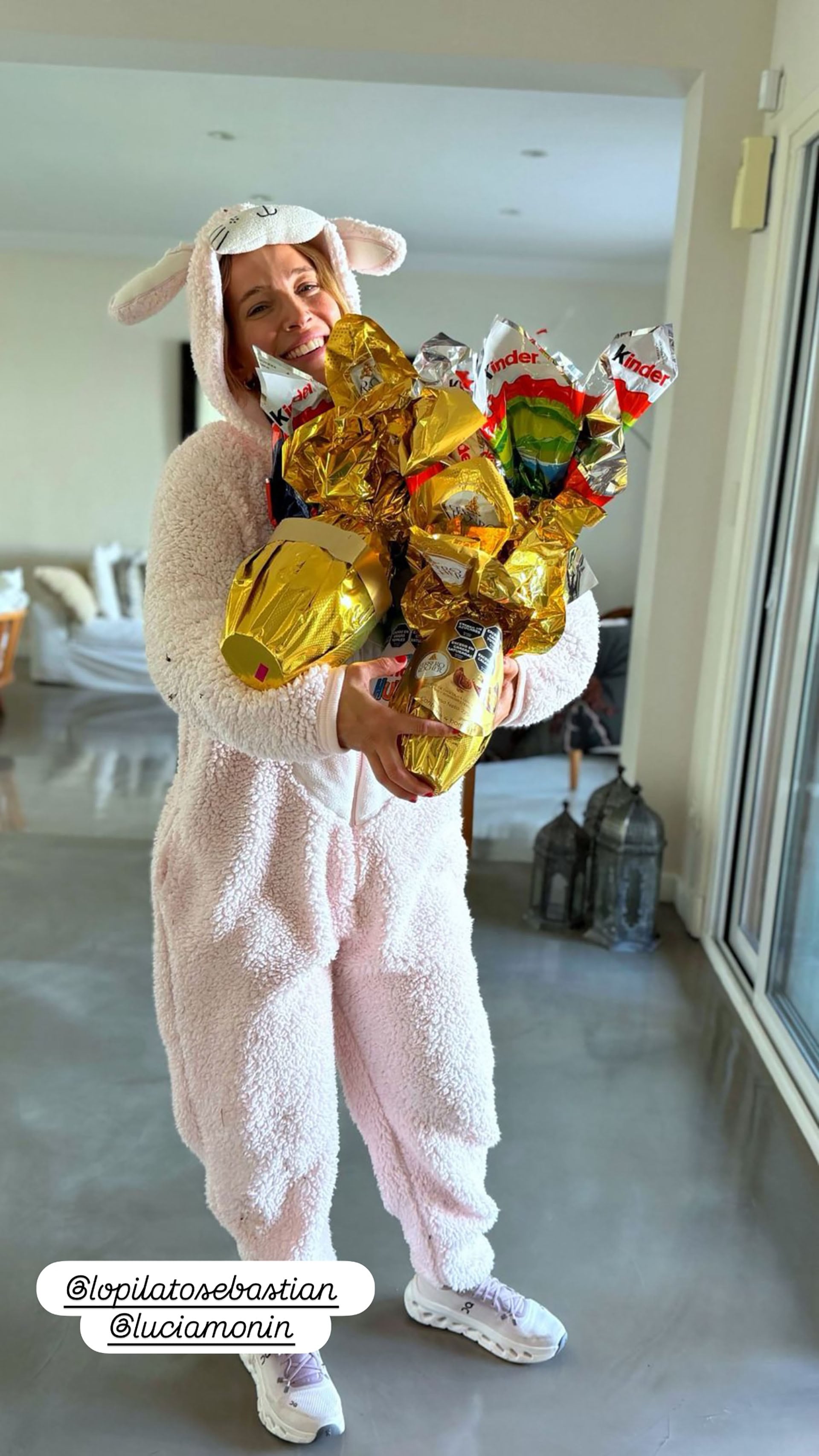 La actriz Luisana Lopilato celebra las Pascuas en familia con gran alegría, luciendo un divertido y tierno disfraz de conejo rosa y blanco