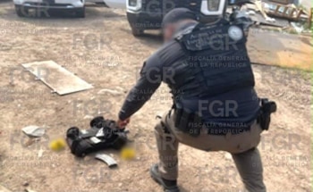 Confiscan tras un cateo vehículos blindados artesanalmente, armamento y arsenal bélico en una bodega en Guasave. FGR