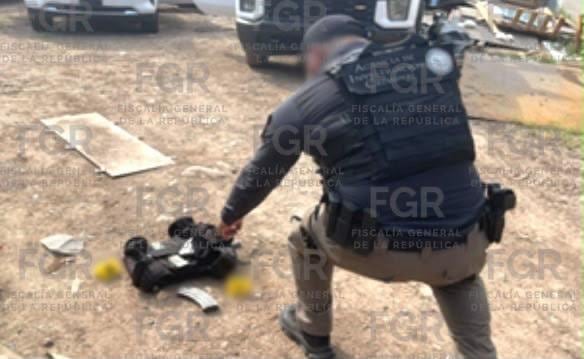 Confiscan tras un cateo vehículos blindados artesanalmente, armamento y arsenal bélico en una bodega en Guasave. FGR