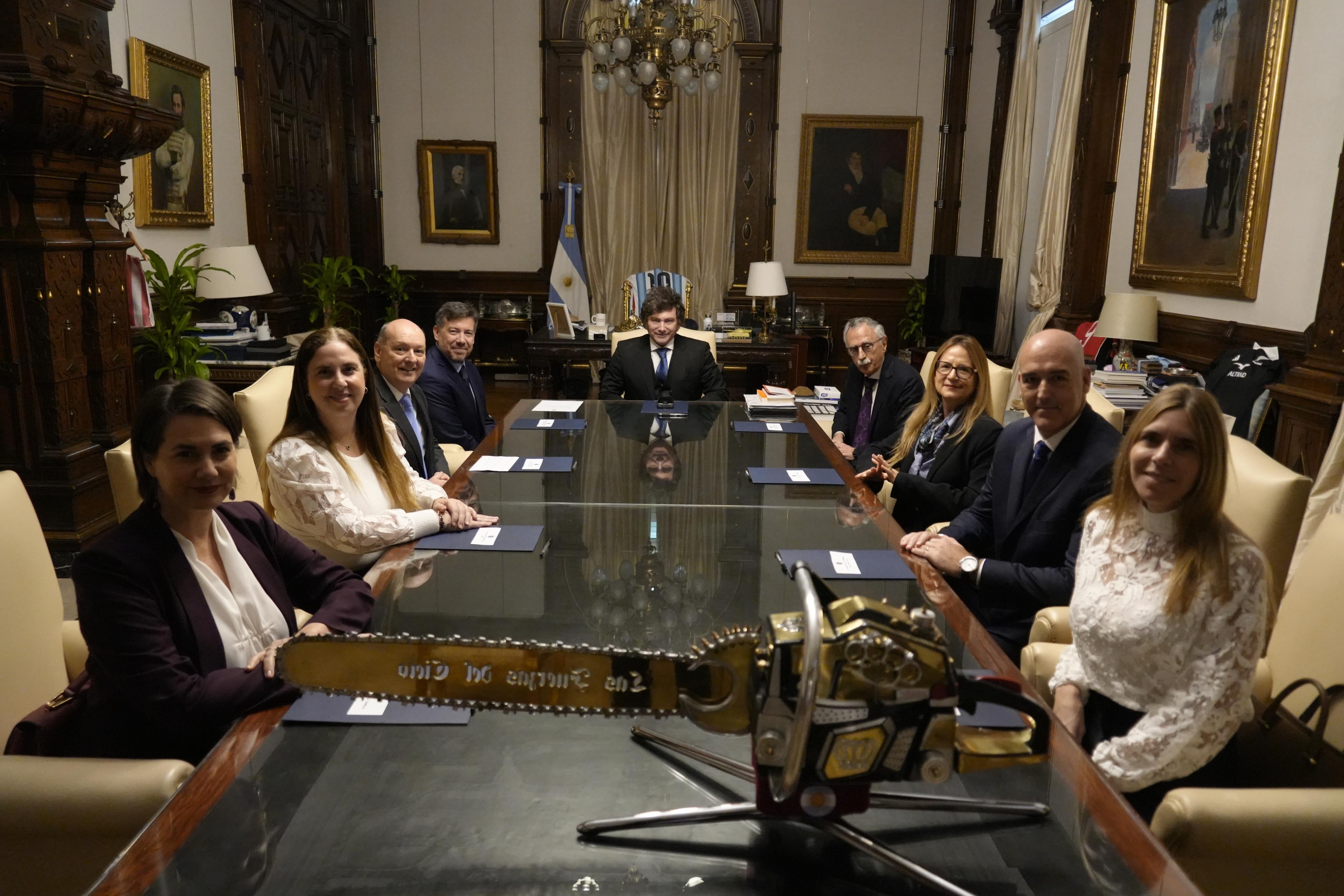El presidente Javier Milei, el ministro nacional de Salud Mario Lugones, Gastón Domingues Caetano, presidente de CAEMe y demás funcionarios durante el anuncio en Casa Rosada