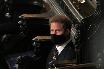 El príncipe Harry durante la ceremonia religiosa. Mañana regresa a los Estados Unidos, donde hace un año vive junto a su mujer, Meghan Markle, y su hijo, Archie