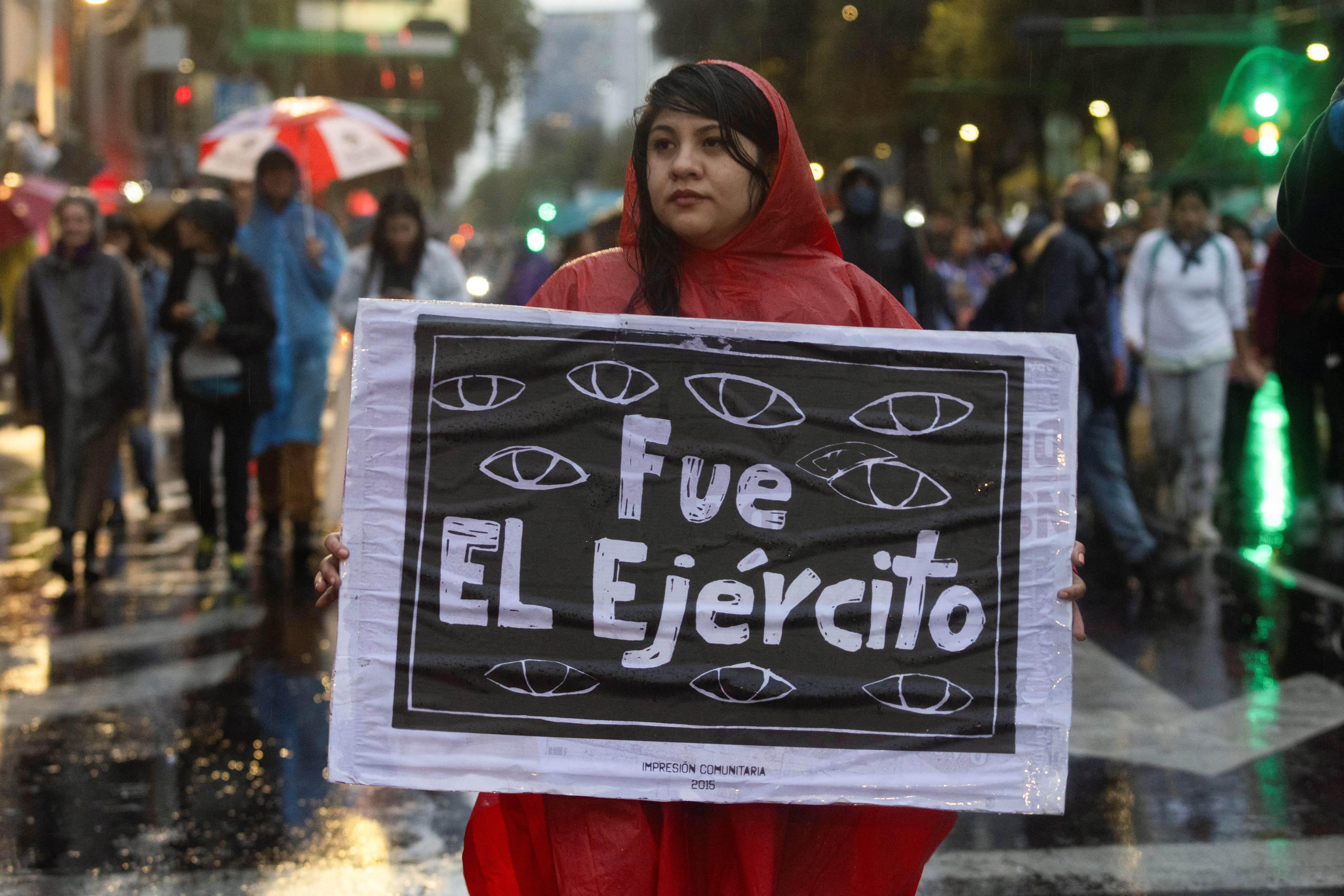 Un manifestante en una marcha en la Ciudad de México para exigir justicia por la desaparición de los 43 estudiantes de la Escuela Normal Rural de Ayotzinapa, el 26 de septiembre de 2024, décimo aniversario del crimen (REUTERS/Quetzalli Nicte-Ha)