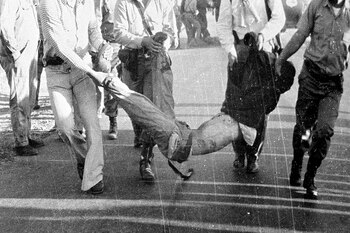 “Ese tipo soy yo”: la historia del militante colgado del palco que todos creían muerto y el recuerdo de la masacre de Ezeiza