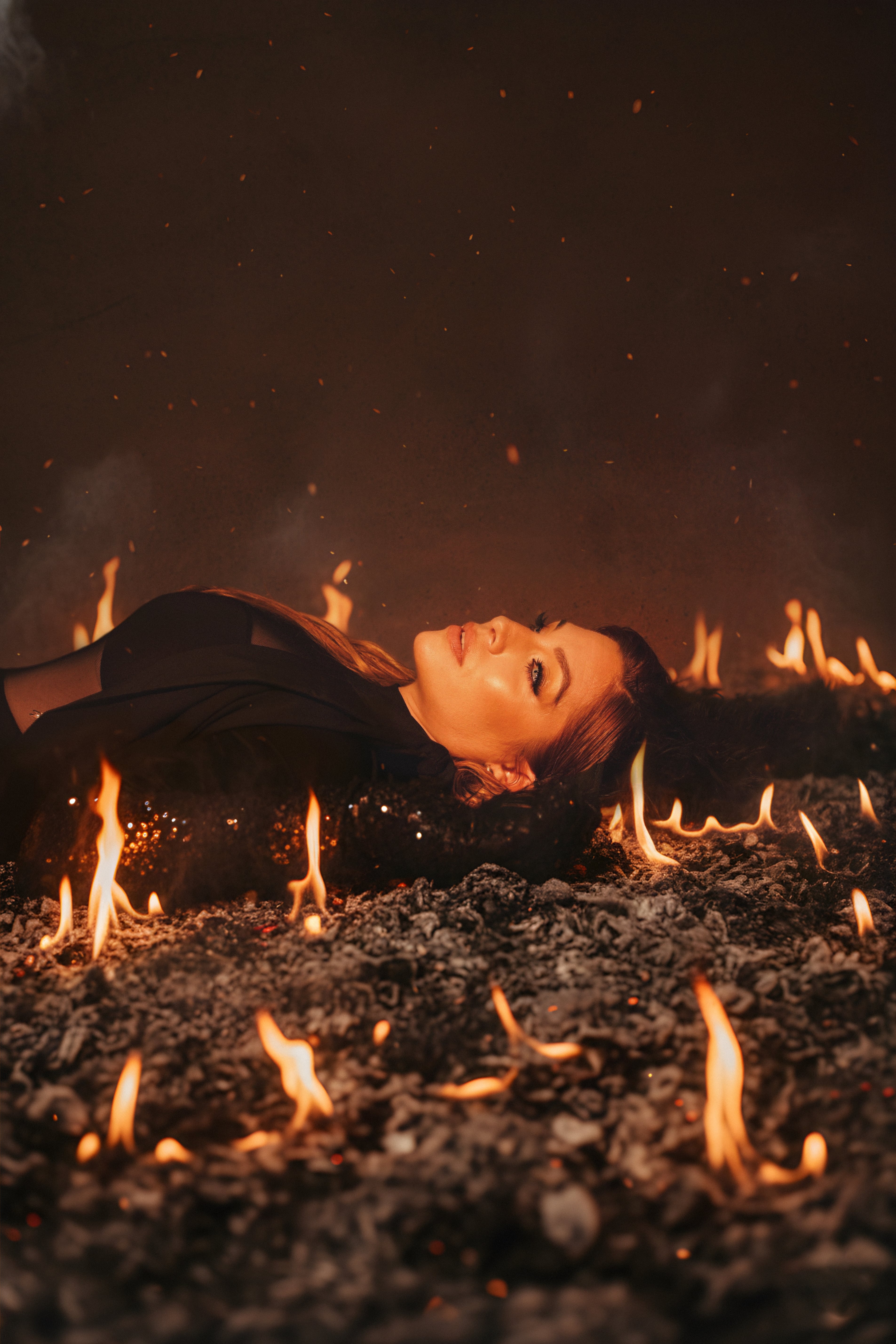 Leire Martínez se presenta en una dramática imagen rodeada de llamas y cenizas para promocionar su trabajo