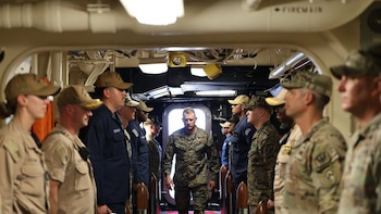 El jefe del Comando Sur de Estados Unidos supervisó en Venezuela las operaciones de asistencia humanitaria tras los terremotos