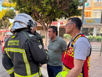 Bomberos junto al alcalde de Calvià, Juan Antonio Amengual, en las inmediaciones del incendio en Magaluf. (X/Ayuntamiento de Calvià)