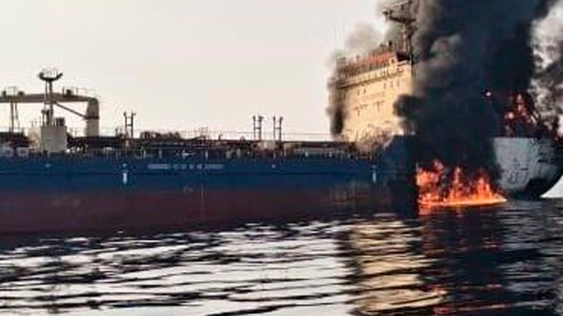 Tensión en el Estrecho de Ormuz: dos buques fueron atacados y las compañías navieras empiezan a suspender sus operaciones