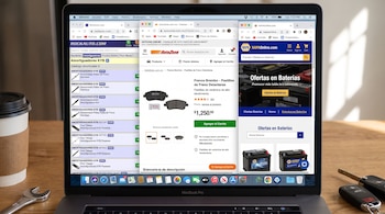Una laptop MacBook Pro con su pantalla que muestra tres sitios web de repuestos de autos, una taza de café, una llave inglesa y dos llaves de vehículo.
