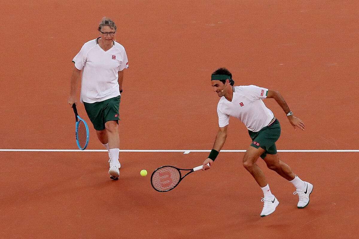 Bill Gates and Roger Federer on the court