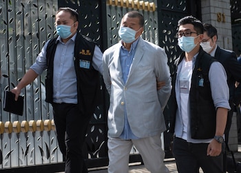 Jimmy Lai (C), magnate de