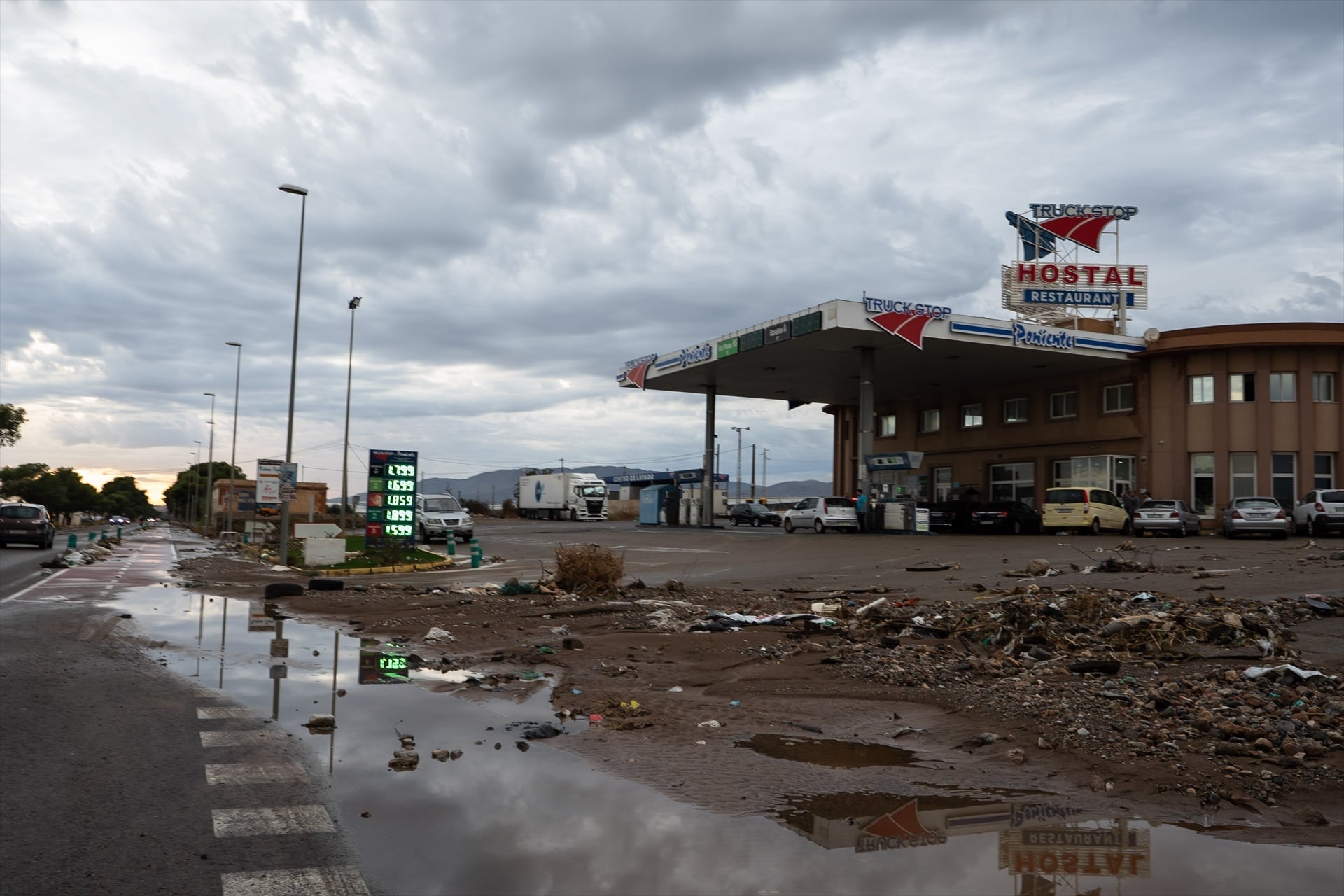 Imagen de los destrozos provocados por el paso de la lluvia en Almería. (CURRO VALLEJO-EUROPA PRESS)