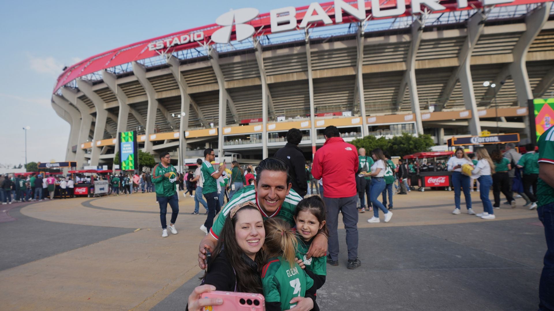 Las leyendas de México y Brasil se enfrentarán en el Estadio Azteca (AP Foto/Fernando Llano)