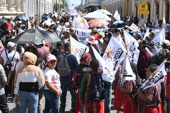 Personas participan durante una protesta para exigir al presidente de Guatemala, Bernardo Arévalo, la designación de un fiscal general independiente y el fin de la impunidad en el país, este miércoles, en Ciudad de Guatemala (Guatemala). EFE/ Alex Cruz