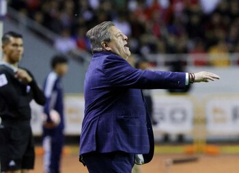 Foto de archivo del director técnico Miguel Herrera, dando indicaciones durante un partido de la eliminatoria de la Concacaf entre las selecciones de Costa Rica y Trinidad y Tobago. Estadio Nacional, San José. Costa Rica. 10 de junio de 2025.
REUTERS/Mayela López