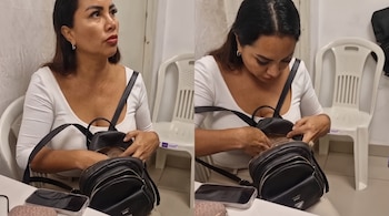Dos fotografías de una mujer con camiseta blanca que revisa el interior de un bolso negro sobre una mesa en la que hay un teléfono celular