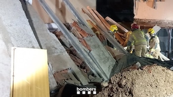 Dos personas atrapadas tras el