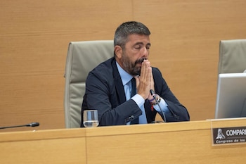 21/09/2026 El expresident de la Generalitat Valenciana, Carlos Mazón, comparece ante la Comisión de Investigación sobre la dana, en el Congreso de los Diputados, a 21 de septiembre de 2026, en Madrid (España). La comisión del Congreso que investiga la gestión de la dana que dejó 232 muertos el 29 de octubre de 2024 principalmente en la provincia de Valencia interroga, por segunda vez, al entonces presidente de la Generalitat Carlos Mazón, ya que PSOE y Sumar, que tienen mayoría en la mesa de la comisión de investigación, consideran necesario volver a interrogarlo para preguntarle, entre otras cosas, sobre los mensajes que intercambiaron el día de la tragedia en el grupo de Whastapp que tenía con los miembros de su gobierno.
POLITICA
Jesús Hellín - Europa Press