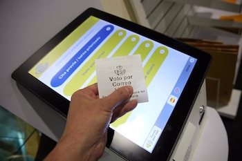 Una persona con un ticket