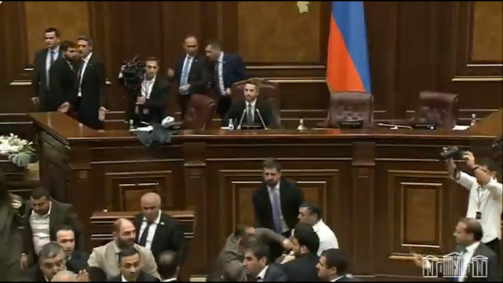 Varios diputados intentaron separar a los involucrados y frenar los enfrentamientos, pero no lograron detener la pelea (Captura de video)