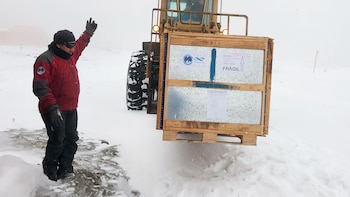 Cómo funciona el detector de rayos cósmicos argentino que monitorea la atmósfera en la Antártida