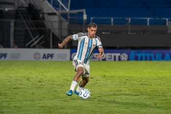 El lateral izquierdo Simón Escobar es capitán de la selección argentina Sub 17 y ya debutó en la Primera de Vélez (Instagram)