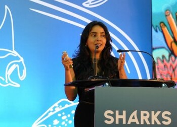 La investigadora marina Andrea Herrera durante una ponencia sobre la conservación de los tiburones y la protección de los ecosistemas oceánicos (Cortesía: Andrea Herrera).