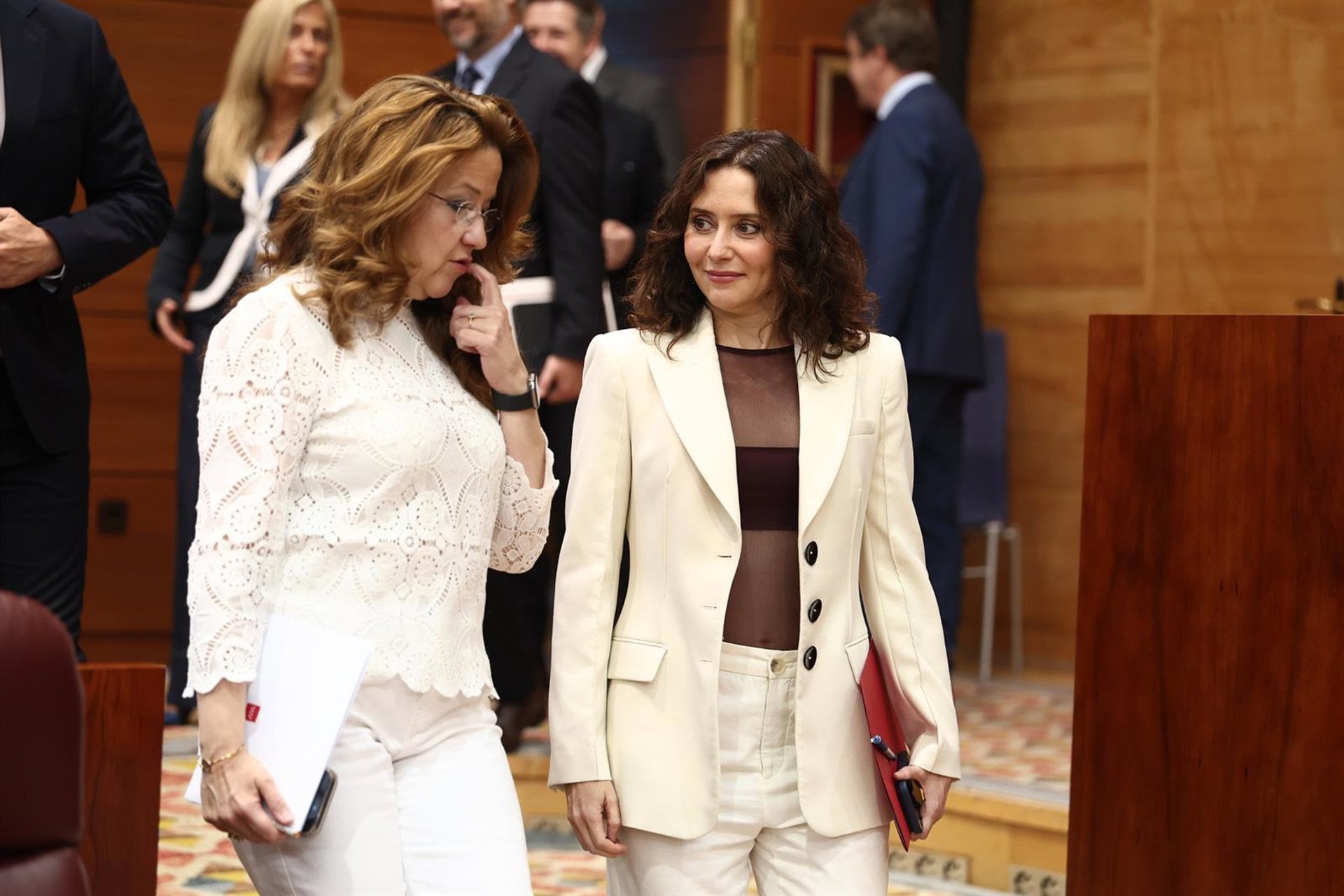 21/05/2026 La presidenta de la Comunidad de Madrid, Isabel Díaz Ayuso, y la consejera de Sanidad, Fátima Matute, durante un pleno en la Asamblea de Madrid, a 21 de mayo de 2026, en Madrid (España). La política nacional vuelve a centrar el Pleno de la Asamblea de Madrid después de que este martes, 19 de mayo, la Audiencia Nacional imputara al expresidente del Gobierno José Luis Rodríguez Zapatero por una presunta trama de tráfico de influencias para lograr beneficios económicos.POLITICA Eduardo Parra - Europa Press