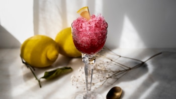 Cómo hacer granizado de tinto de verano en casa: la receta del combinado más refrescante
