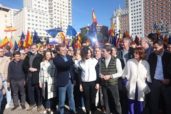 28/01/2024 (I-D) El secretario general del PP de Madrid, Alfonso Serrano, el alcalde de Madrid, José Luis Martínez-Almeida, el expresidente del Gobierno, Mariano Rajoy, la secretaria general del PP, Cuca Gamarra, el presidente del Partido Popular, Alberto Núñez Feijóo, la presidenta de la Comunidad de Madrid, Isabel Díaz Ayuso, el expresidente del Gobierno, José María Aznar, la exalcaldesa de Madrid, Ana Botella, y el presidente de la Junta de Andalucía, Juanma Moreno, durante una manifestación convocada por el PP, a 28 de enero de 2024, en Madrid (España). El PP se ha movilizado hoy para oponerse a los pactos entre el PSOE y el independentismo, tras el acuerdo firmado entre Junts y el PSOE para avalar la convalidación de los tres reales decretos ley del Gobierno. El líder del PP, Alberto Núñez-Feijóo hace un llamamiento al electorado con el telón de fondo de los comicios gallegos, vascos y europeos.
POLITICA
Ricardo Rubio - Europa Press