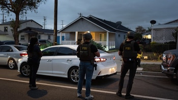 El FBI suma pruebas del fraude de USD 12 millones contra personas sin hogar en Los Ángeles: autos restaurados, discoteca y vacaciones en Tahití