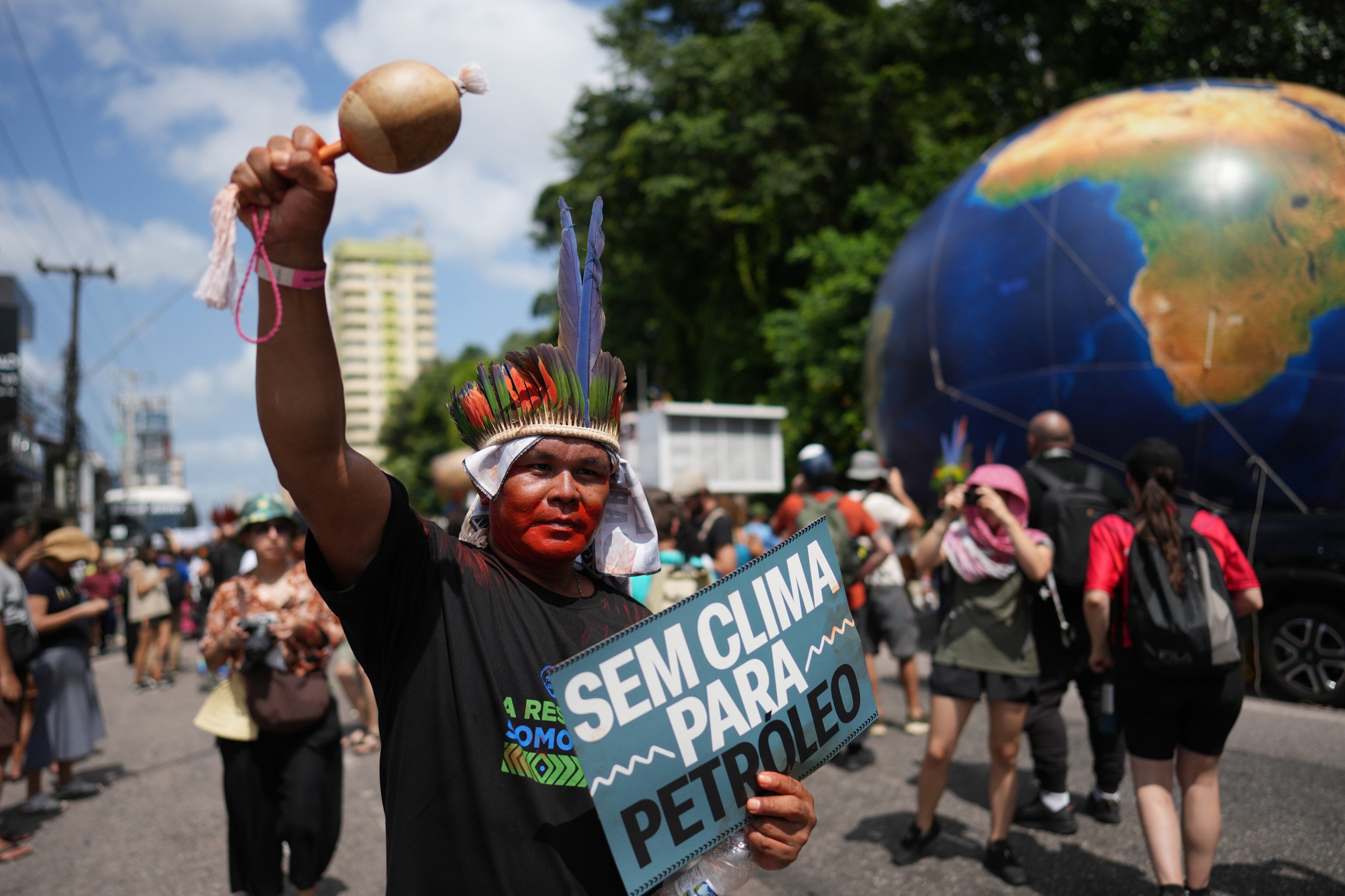 Activistas indígenas en una manifestación en la conferencia COP30 en Belém, Brasil, el 17 de noviembre del 2025 (AP foto/Andre Penner)