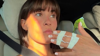 Aitana se rompe un dedo y advierte de posibles cambios en su concierto de Zaragoza tras la polémica de la propuesta de cambio de hora por el Mundial