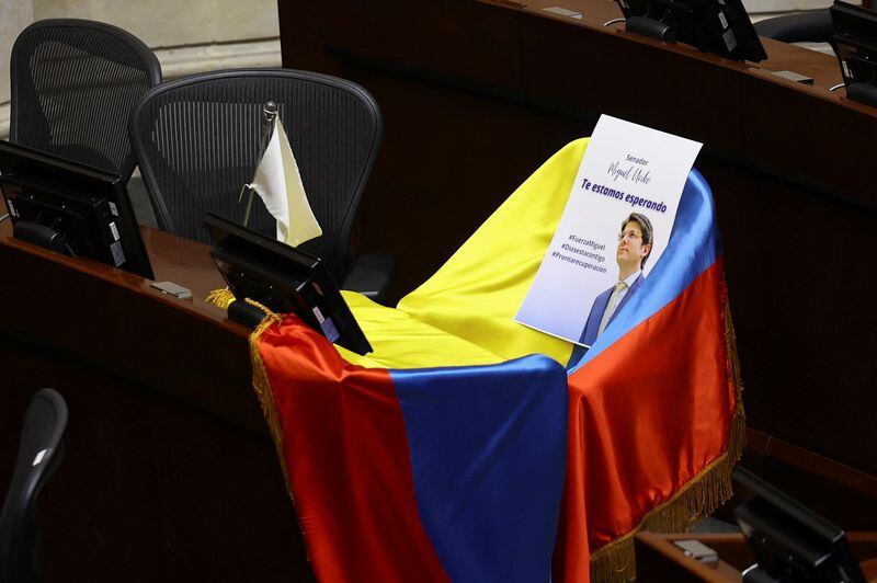 Una bandera y una fotografía del Senador Miguel Uribe, herido en un atentado, se exhiben sobre el asiento del político del partido opositor Centro Democrático, en la sede del Congreso, en Bogotá, Colombia, 9 de junio, 2025. REUTERS/Luisa González