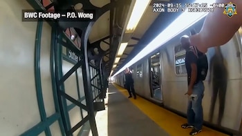 Mickles amenaza a los agentes