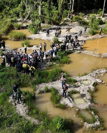 En su reciente visita oficial a la zona, una detonación expuso el riesgo que enfrentan habitantes de Crucitas. (Cortesía: Presidencia de la República de Costa Rica)