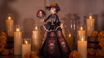 La Barbie Día de Muertos 2026 rinde homenaje a La Catrina con un diseño que combina elementos tradicionales y moda.