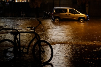 GRAF8395. VALENCIA, 16/09/2026.- Coches circulan por una calle inundada tras las fuertes lluvias caídas en Valencia, este miércoles. Los bomberos del Consorcio Provincial de Valencia han llevado ya a cabo, desde las ocho de la tarde, unos 25 servicios relacionados con las lluvias y tormentas que recorren València y su área metropolitana, hasta el momento sin incidentes graves. EFE/ Ana Escobar
