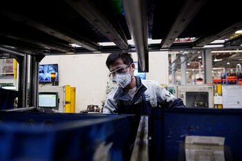 FOTO DE ARCHIVO: Un trabajador