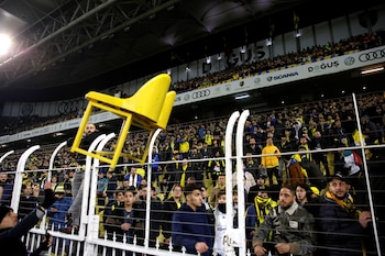 Los hinchas lanzaron una butaca