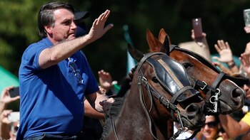 Jair Bolsonaro se traslada sobre