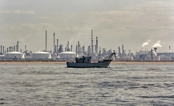 Instalaciones industriales en la Ría de Huelva. (Ecologistas en Acción)