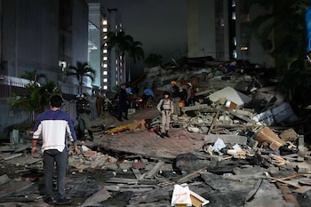 Personas caminan entre los escombros tras un terremoto en Caracas, Venezuela, el miércoles 24 de junio de 2026. (AP Foto/Ariana Cubillos)