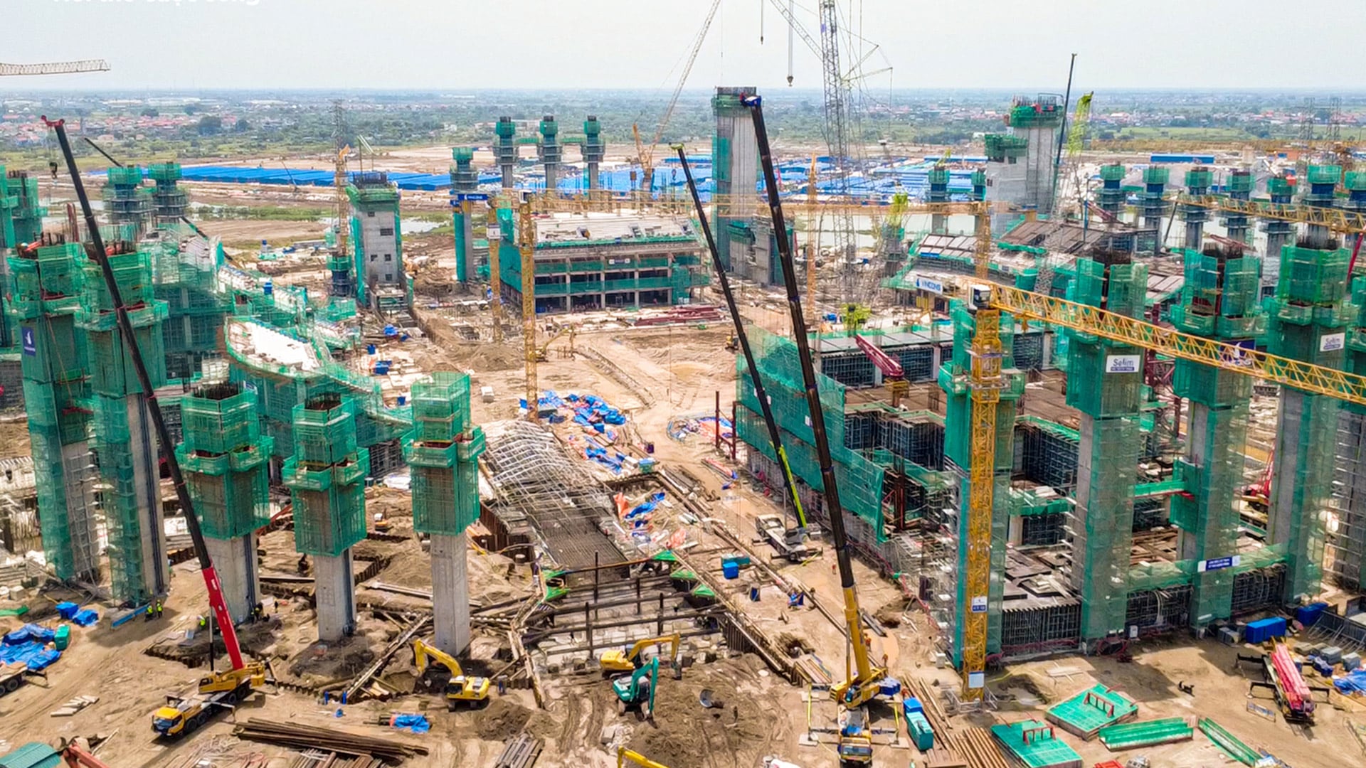 Una cúpula retráctil de acero se montará sobre la estructura mediante torres de gato hidráulico que pesan más de 15.000 toneladas (captura de video)